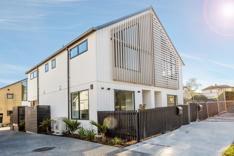 Photo of property in 11b Rangeview Road, Sunnyvale, Auckland, 0612