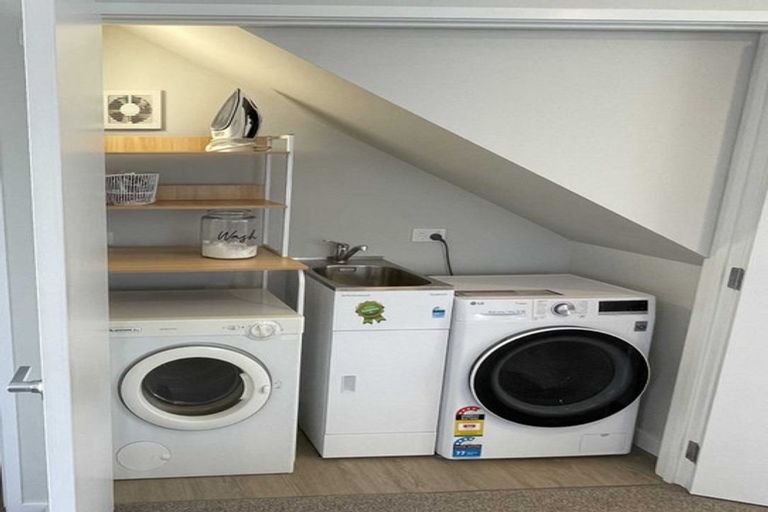 Photo of property in 31 Discovery Place, Marfell, New Plymouth, 4310