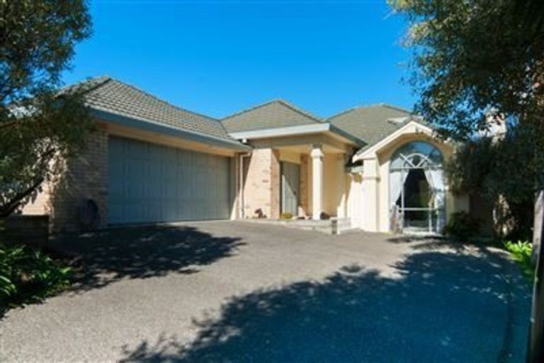 Photo of property in 21 Taroka Close, Pinehill, Auckland, 0632