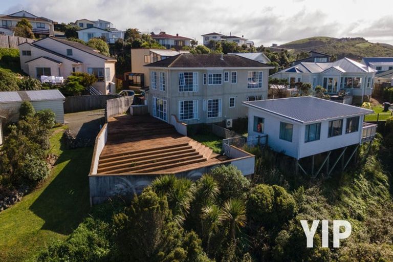 Photo of property in 4a Sunhaven Drive, Newlands, Wellington, 6037