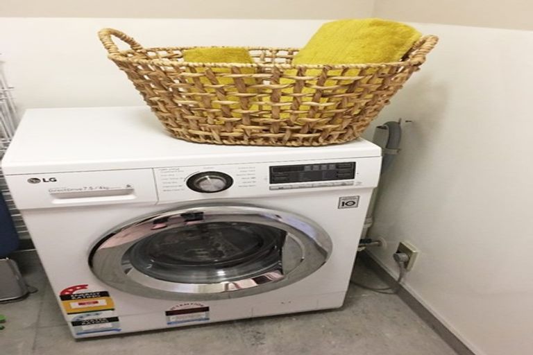 Photo of property in 1/2 Manor Place, Dunedin Central, Dunedin, 9016