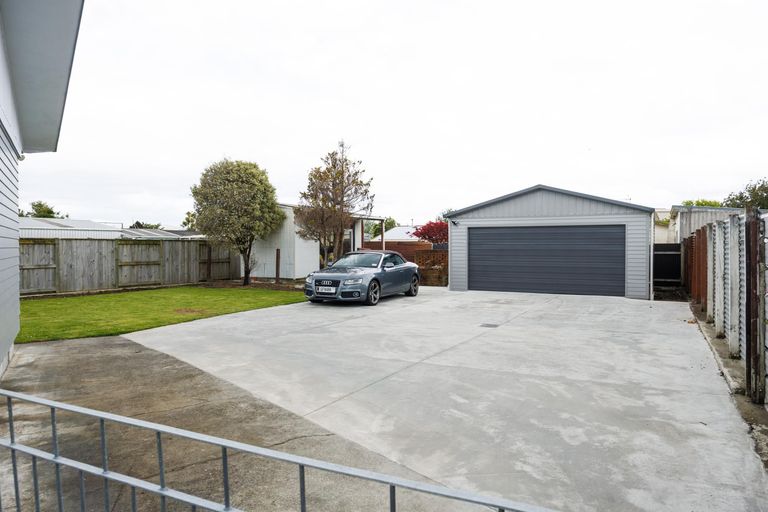 Photo of property in 28 Raglan Avenue, Cloverlea, Palmerston North, 4412