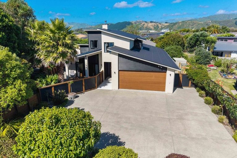 Photo of property in 5 Quadrant Heights, Paraparaumu, 5032