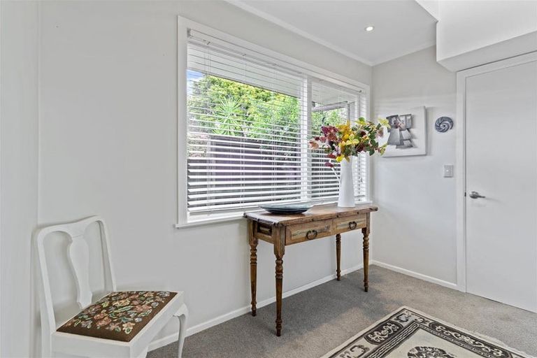 Photo of property in 2/5 Colmar Road, Mellons Bay, Auckland, 2014