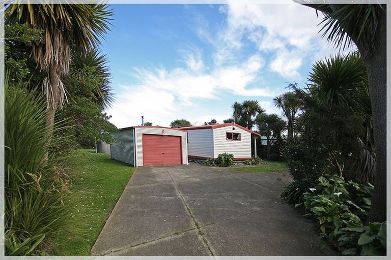 Photo of property in 17 Aru Street, Tangimoana, 4822