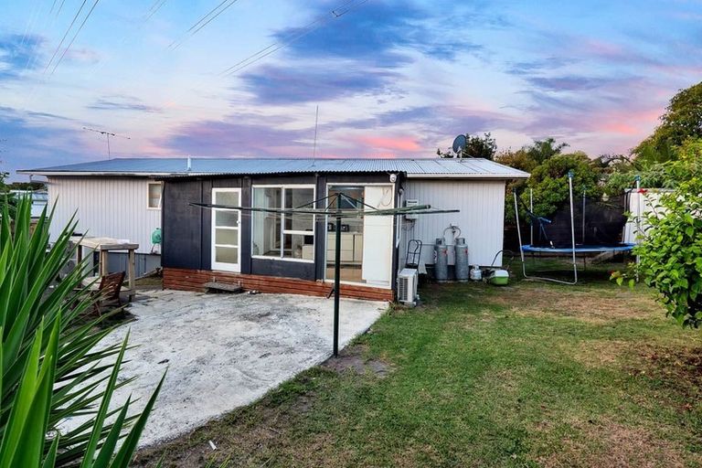 Photo of property in 33 Huruhuru Road, Massey, Auckland, 0614