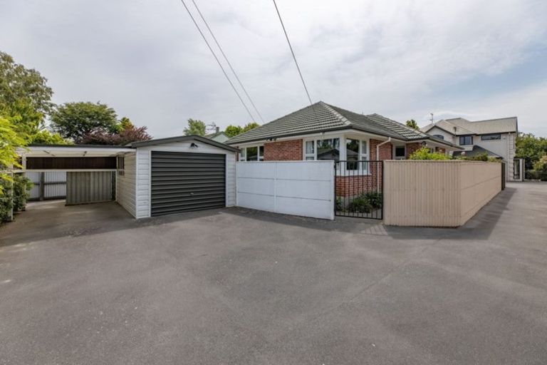 Photo of property in 93 Crofton Road, Harewood, Christchurch, 8051