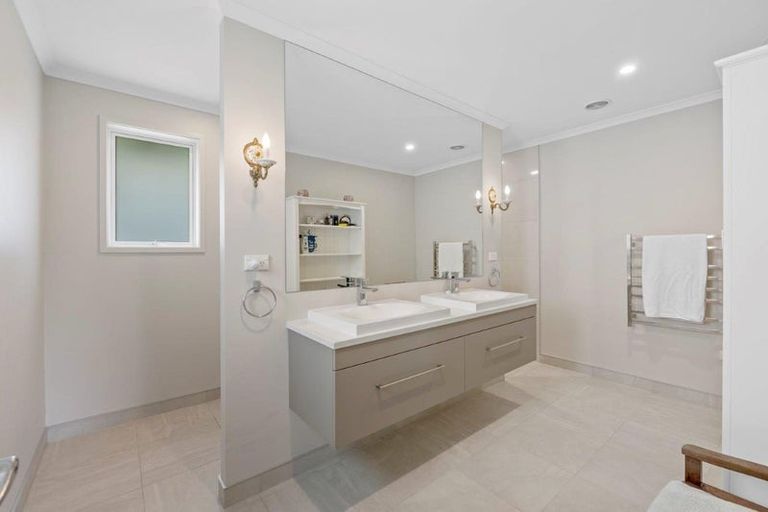 Photo of property in 42 Farrand Road, Kumeu, 0891