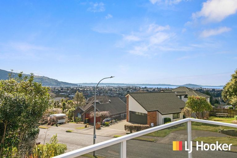 Photo of property in 2 Haratua Place, Springfield, Rotorua, 3015
