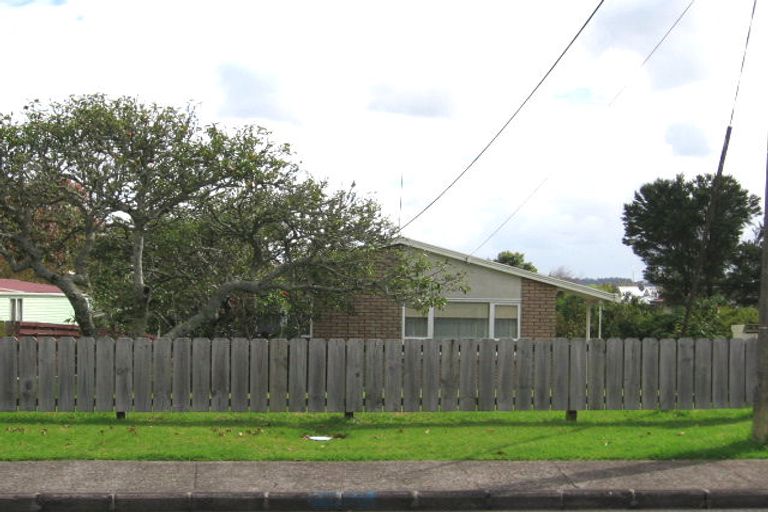 Photo of property in 3 Kirrie Avenue, Te Atatu South, Auckland, 0610
