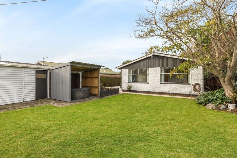 Photo of property in 8 Tracy Place, Redwood, Christchurch, 8051