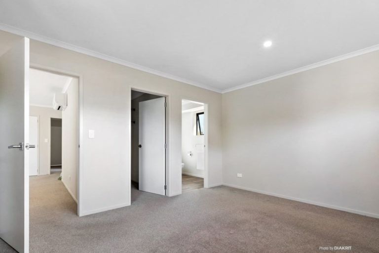 Photo of property in 21 Cambridge Road, Martinborough, 5711