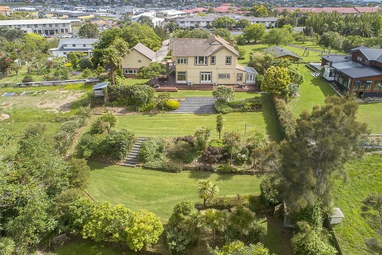 Photo of property in 141 Whangaparaoa Road, Red Beach, 0932