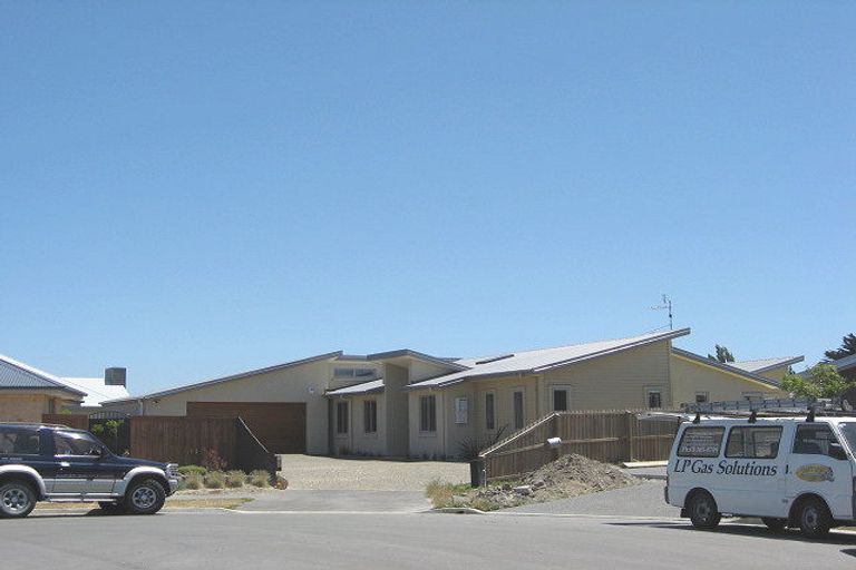 Photo of property in 18 Papaumu Green, Parklands, Christchurch, 8083