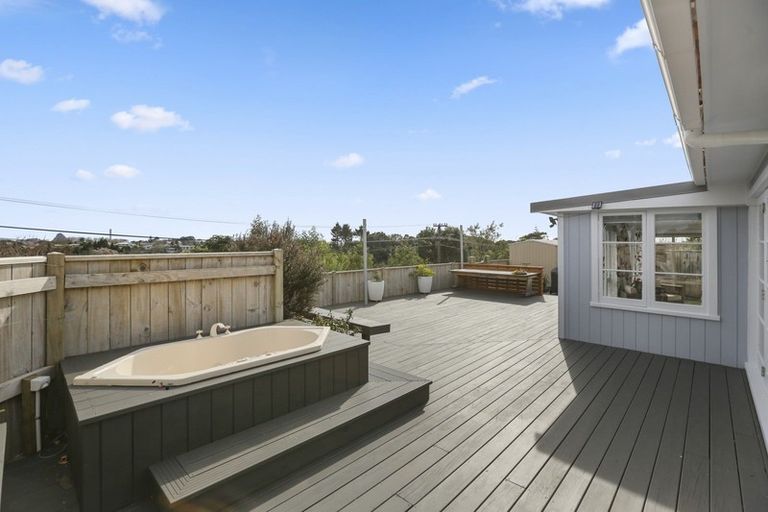 Photo of property in 115 Glenpark Avenue, Frankleigh Park, New Plymouth, 4310