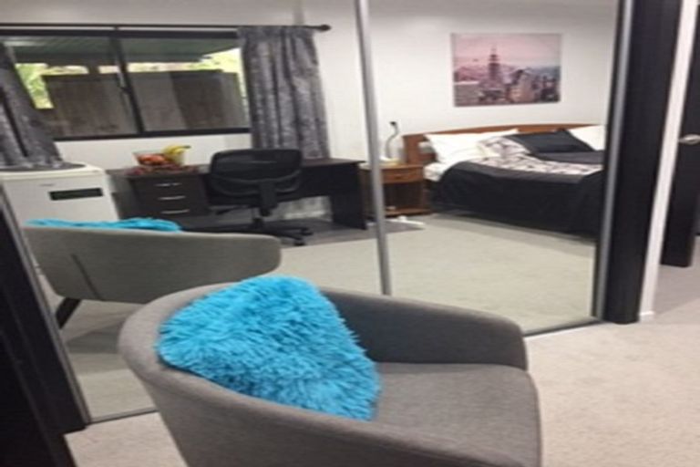 Photo of property in 8 Glen Vista Place, Bayview, Auckland, 0629