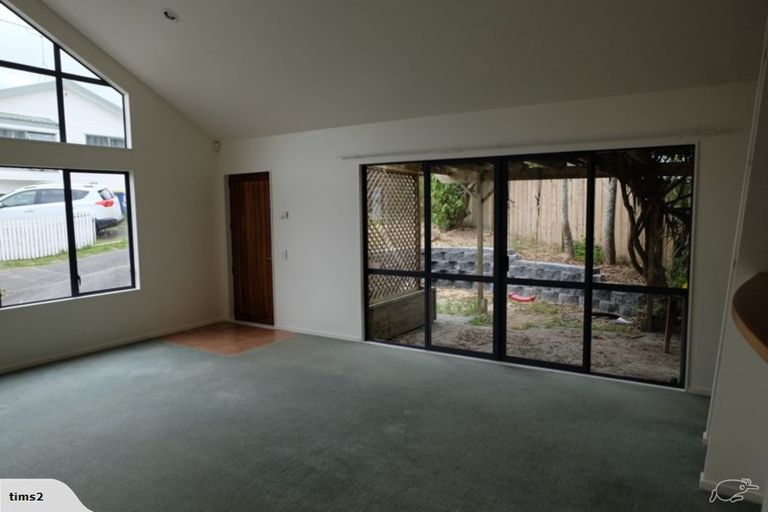 Photo of property in 9 Loughanure Place, Massey, Auckland, 0614