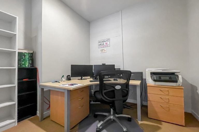 Photo of property in Endeavour Apartments, 16/125 Thorndon Quay, Pipitea, Wellington, 6011