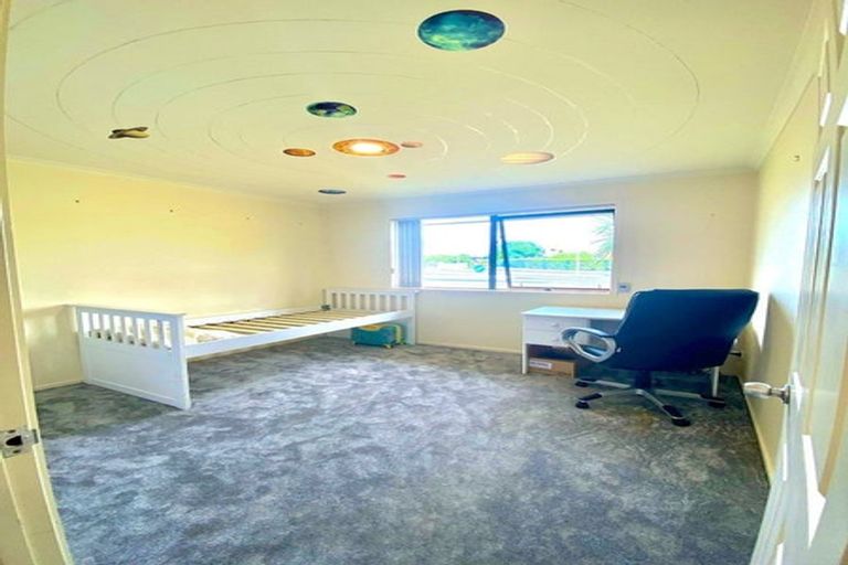 Photo of property in 12 Chadlington Avenue, Henderson, Auckland, 0612