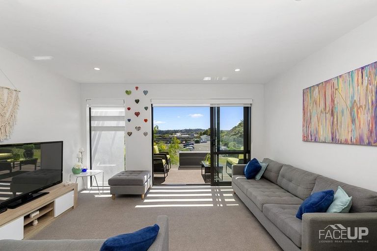 Photo of property in 32 Memorial Park Lane, Hobsonville, Auckland, 0618
