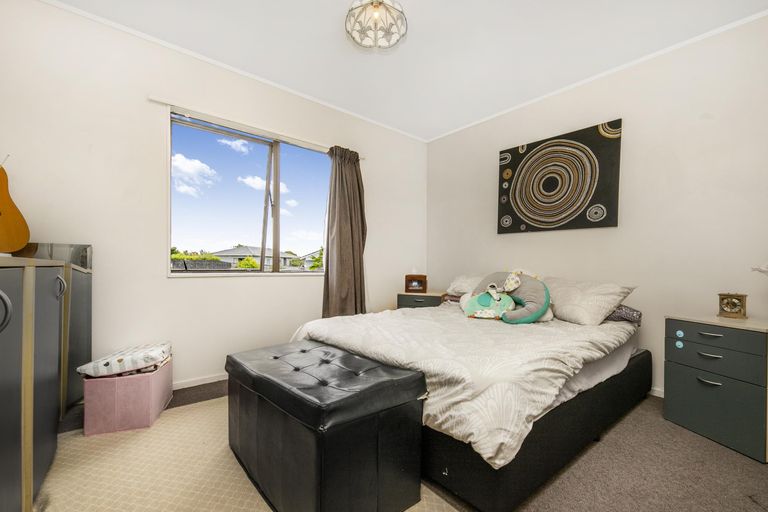 Photo of property in 1/12 De Bloge Place, Clendon Park, Auckland, 2103