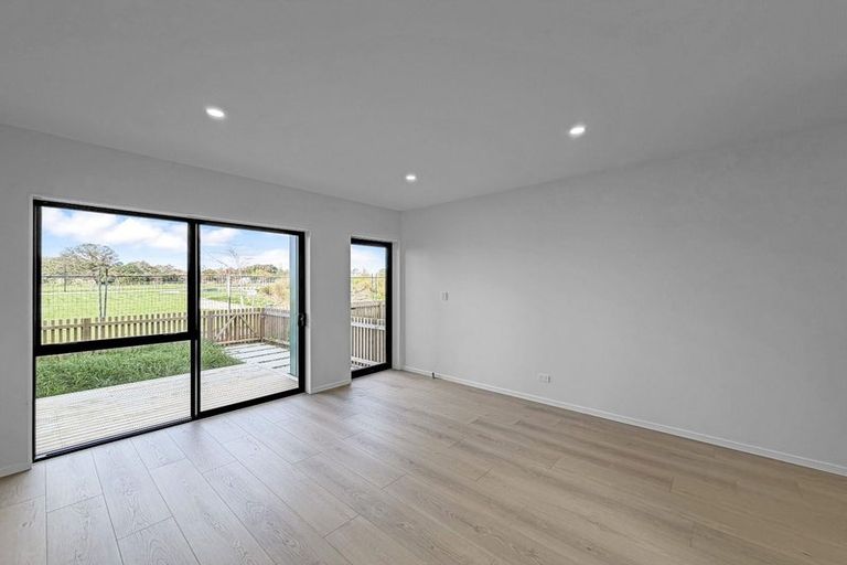 Photo of property in 21 Karaka Village Parade, Karaka, 2580