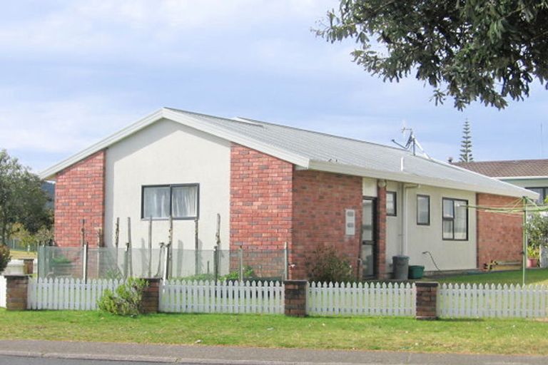 Photo of property in 128 Charleston Avenue, Whangamata, 3620