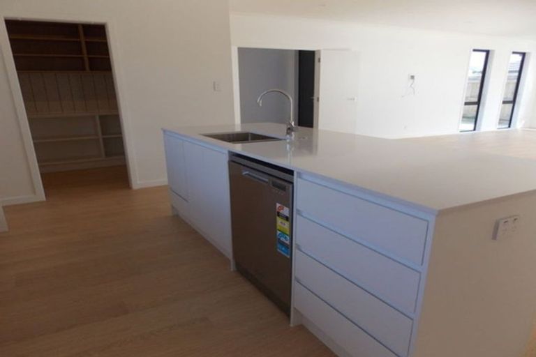 Photo of property in 18 Sardinia Grove, Fitzherbert, Palmerston North, 4410