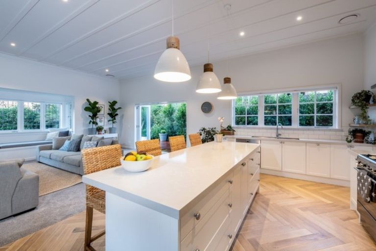 Photo of property in 33 Outlook Road, Greenhithe, Auckland, 0632