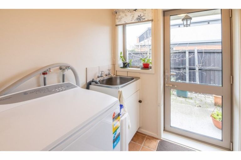 Photo of property in 2/2a Chilcombe Street, Ilam, Christchurch, 8041