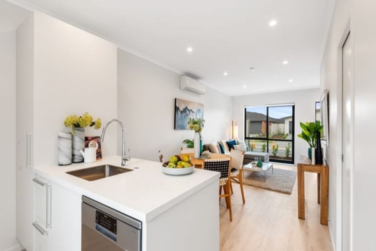 Photo of property in 39 Pepene Avenue, Takanini, 2112