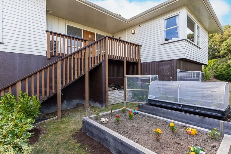 Photo of property in 16 Griffiths Grove, Newlands, Wellington, 6037