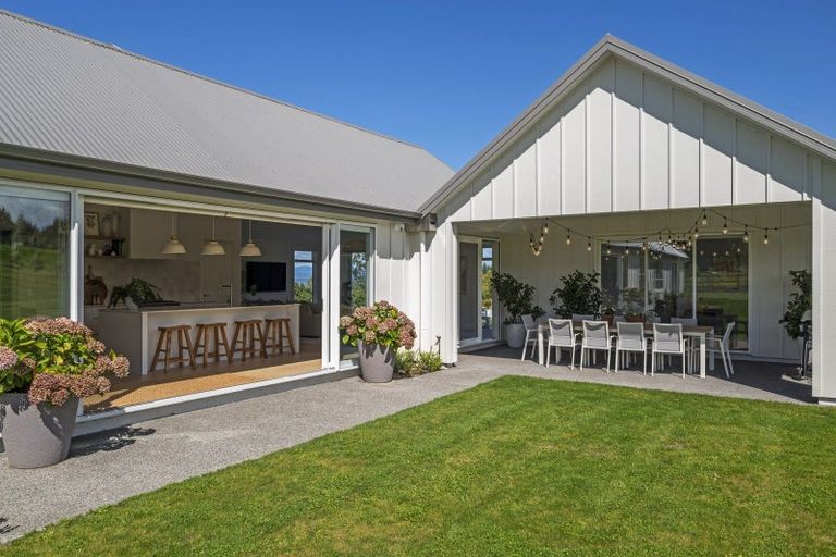 Photo of property in 5 Lens Way, Acacia Bay, Taupo, 3385