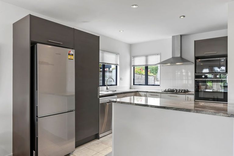 Photo of property in 3/64 Schnapper Rock Road, Schnapper Rock, Auckland, 0632