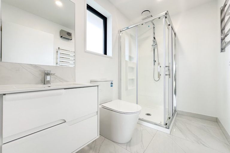 Photo of property in 33 Akoranga Place, Hornby, Christchurch, 8042