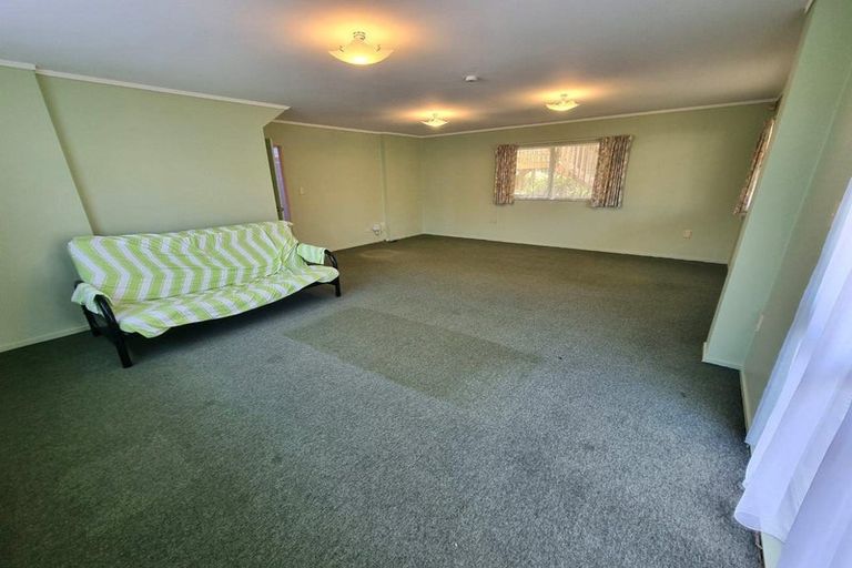 Photo of property in 16 Garcia Place, West Harbour, Auckland, 0618