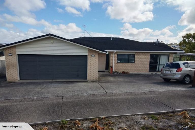 Photo of property in 16 Mackwell Road, Fairview Heights, Auckland, 0632