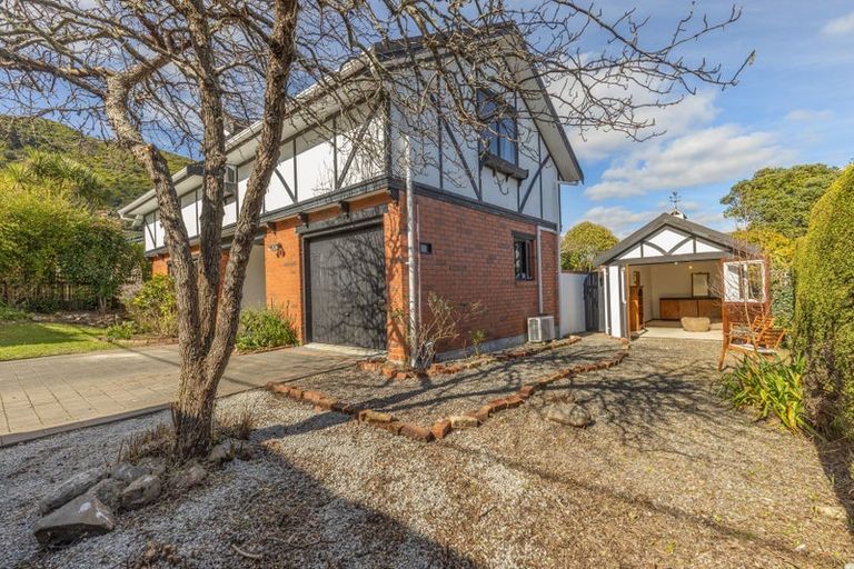 Photo of property in 10 Kakariki Grove, Waikanae, 5036