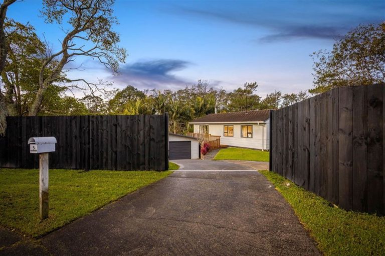 Photo of property in 5 Lowell Place, Massey, Auckland, 0614