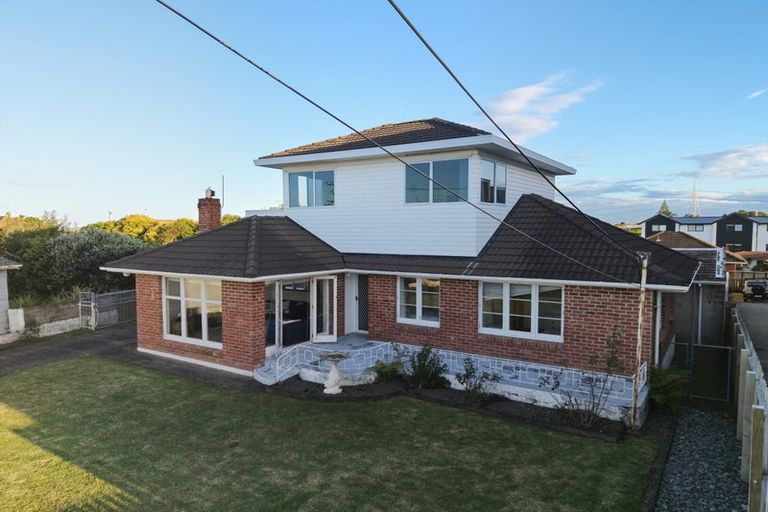 Photo of property in 2 Toru Street, Te Atatu Peninsula, Auckland, 0610