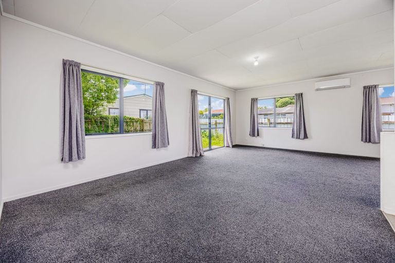 Photo of property in 2/5 Solveig Place, Randwick Park, Auckland, 2105