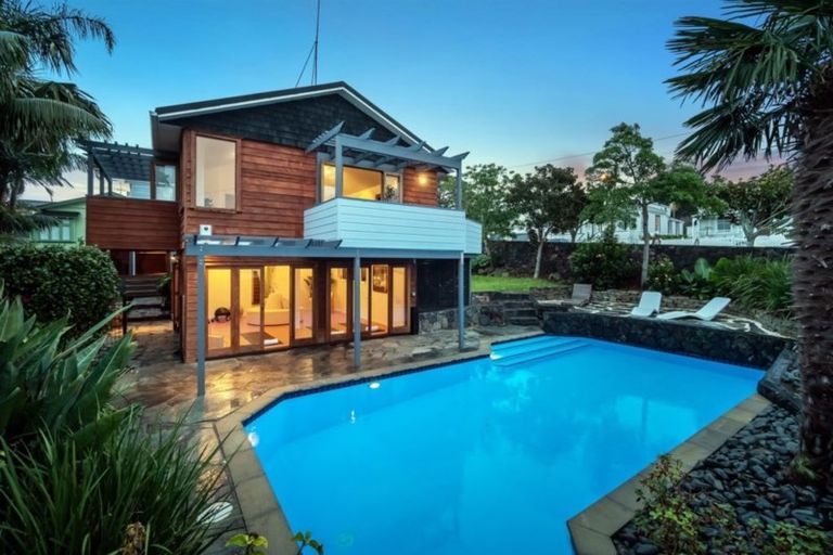Photo of property in 13 Richmond Avenue, Northcote Point, Auckland, 0627