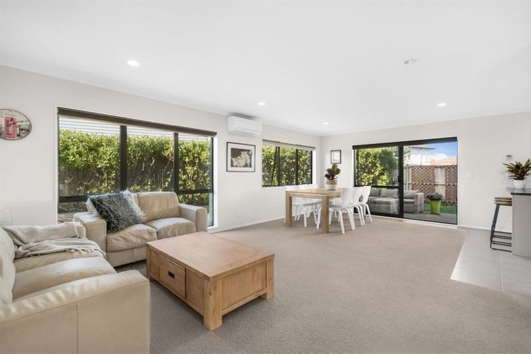 Photo of property in 24 Pickaberry Avenue, Karaka, Papakura, 2113