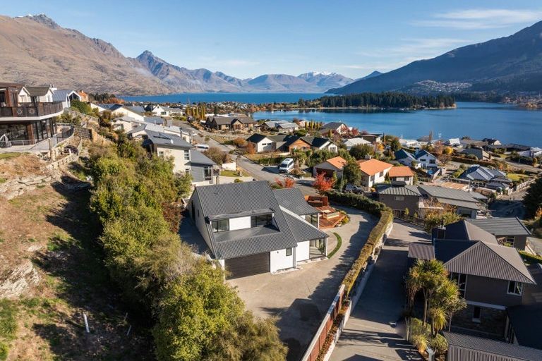 Photo of property in 8 Elizabeth Place, Kelvin Heights, Queenstown, 9300