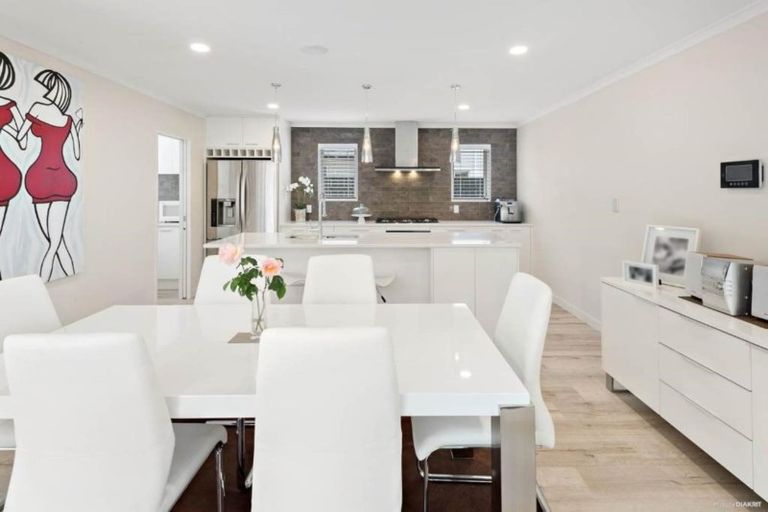 Photo of property in 22 Syd Grant Crescent, Orewa, 0931