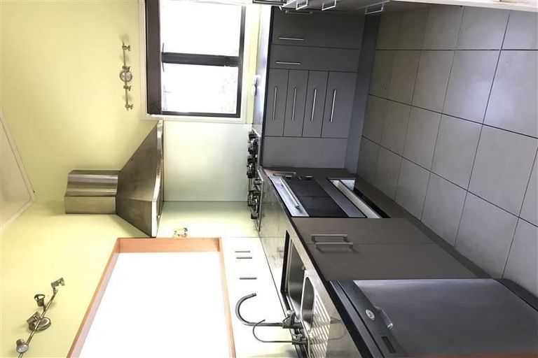 Photo of property in 8 Fitzherbert Avenue, West Harbour, Auckland, 0618