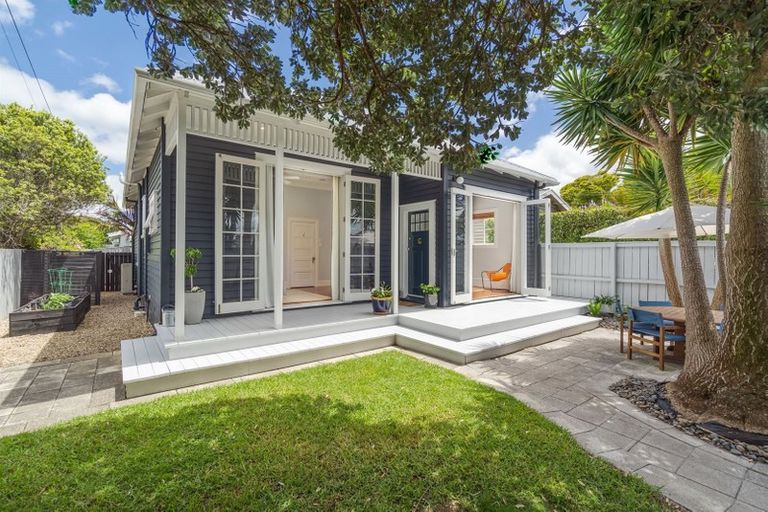 Photo of property in 1/20 Gladstone Road, Northcote, Auckland, 0627
