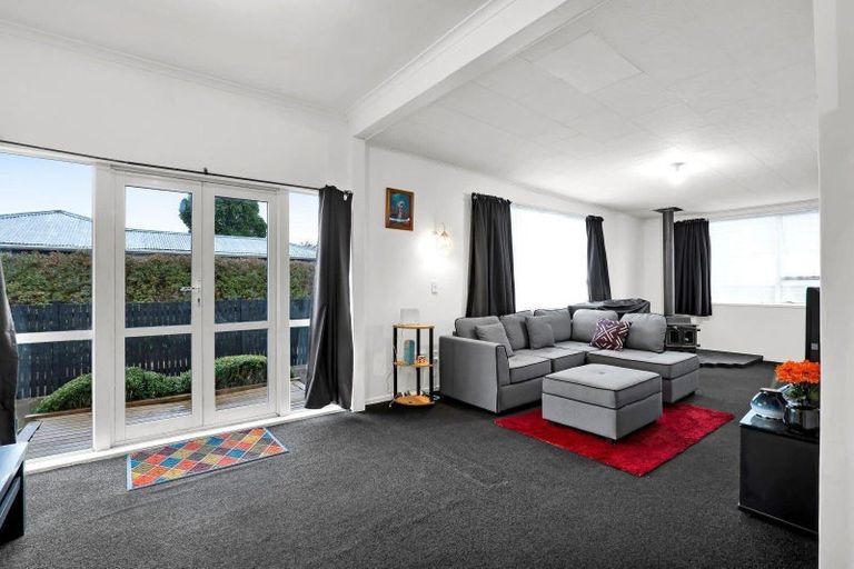 Photo of property in 15a Queens Road, Glen Avon, New Plymouth, 4312