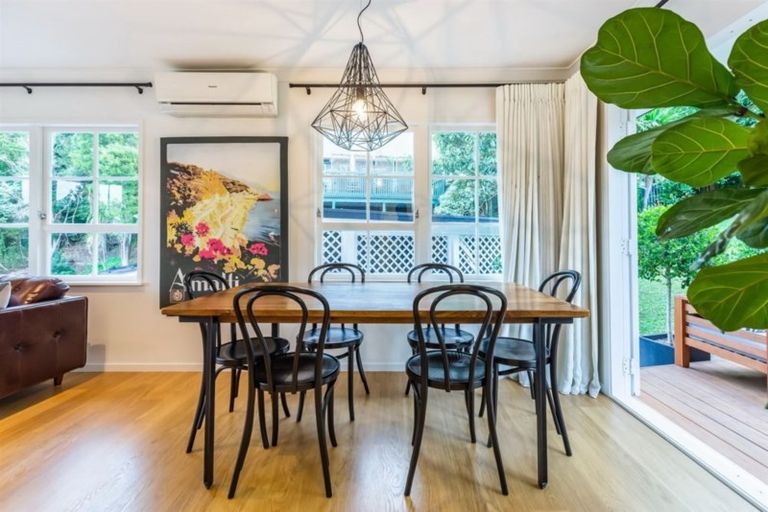 Photo of property in 11 West Glade Crescent, Birkenhead, Auckland, 0626