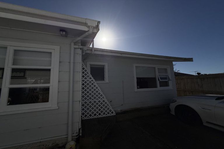 Photo of property in 28 Larissa Avenue, Henderson, Auckland, 0610